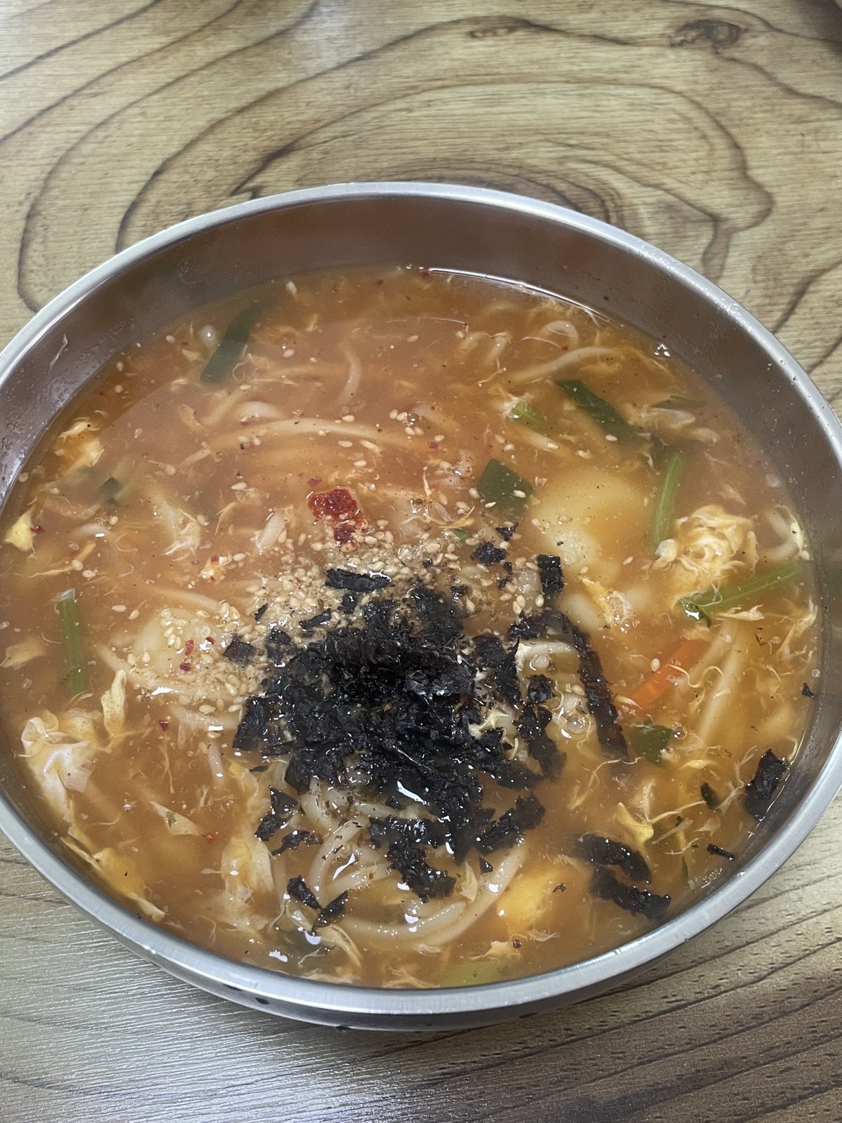 Jang kalguksu, 7,000 won: red fermented-paste broth, hand-cut noodles, egg in ribbons.