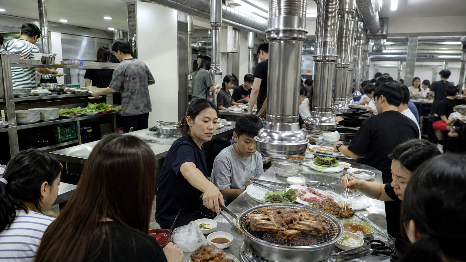 A weekday evening at an all-you-can-eat house: extractor hoods, families, students. Illustrative image.