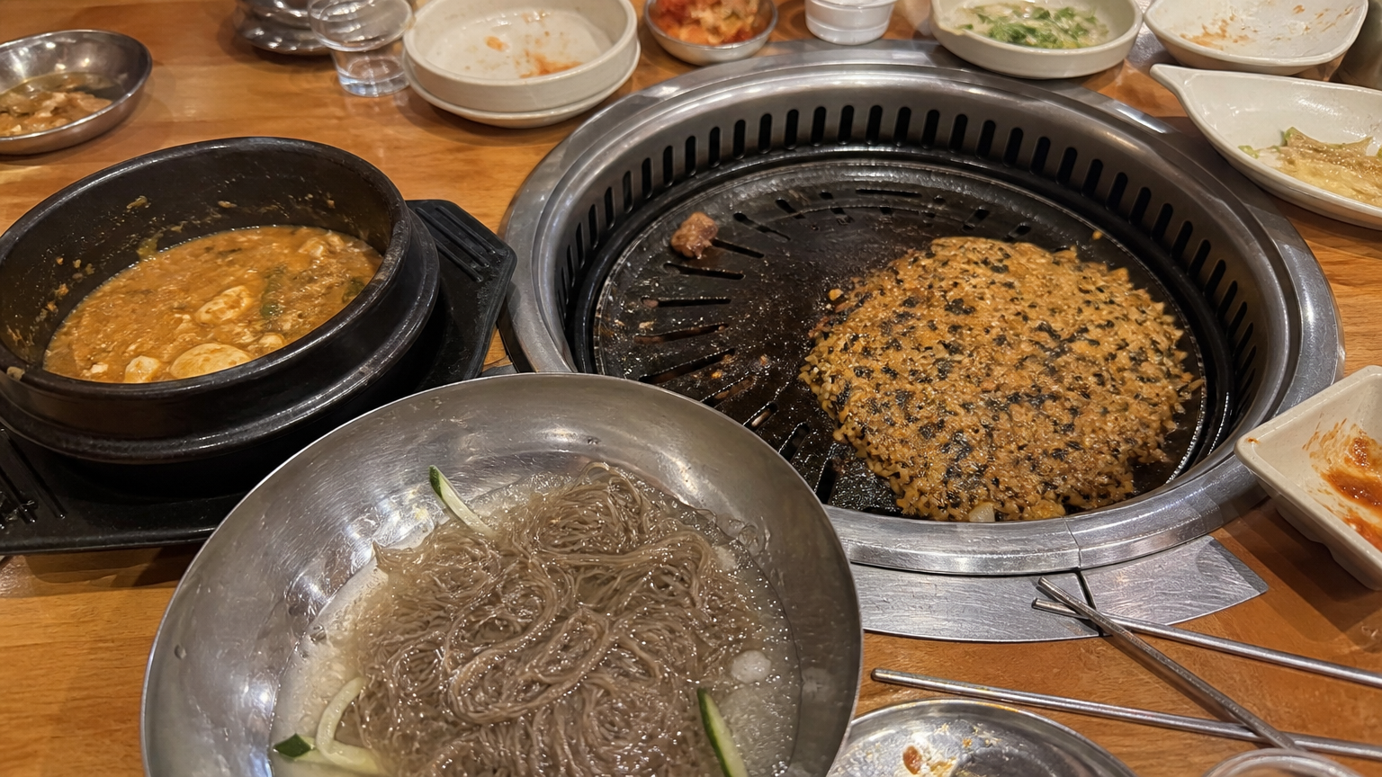 The finisher: cold noodles, doenjang stew, and fried rice on the grill. Illustrative image.