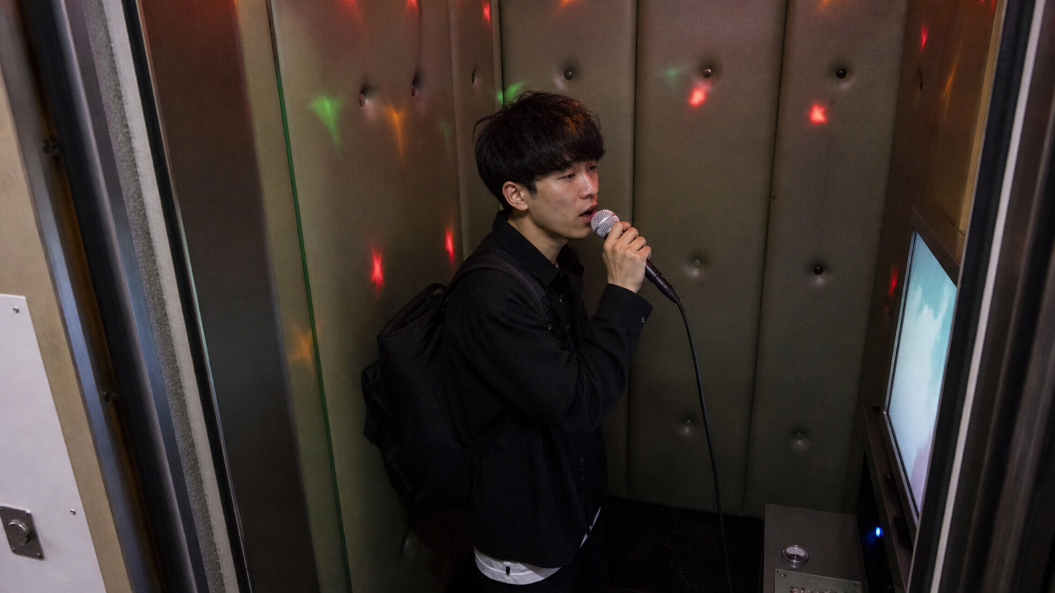 One person, one booth, paid by the song. Illustrative image.