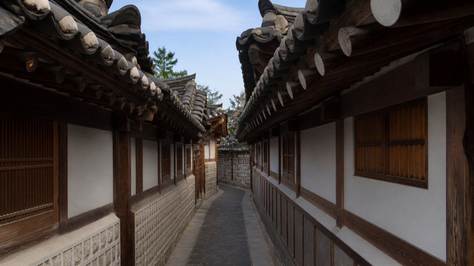 Small plots and tight lanes: ordinary houses put up quickly from around 1930.