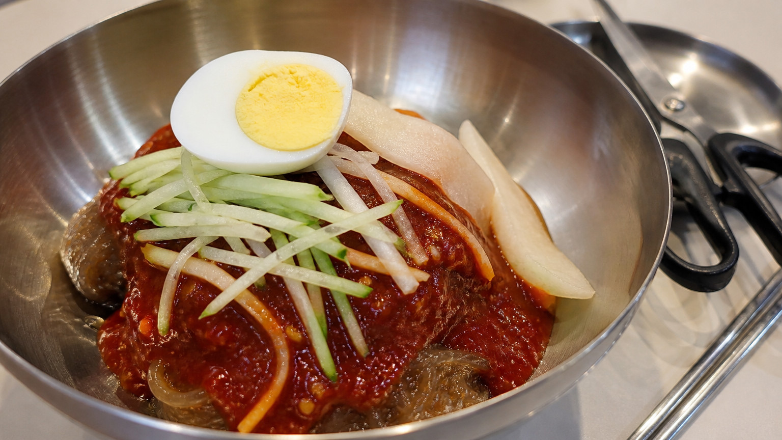 Hamhung-style mixed cold noodles, scissors included. Illustration by Jeong, Korea