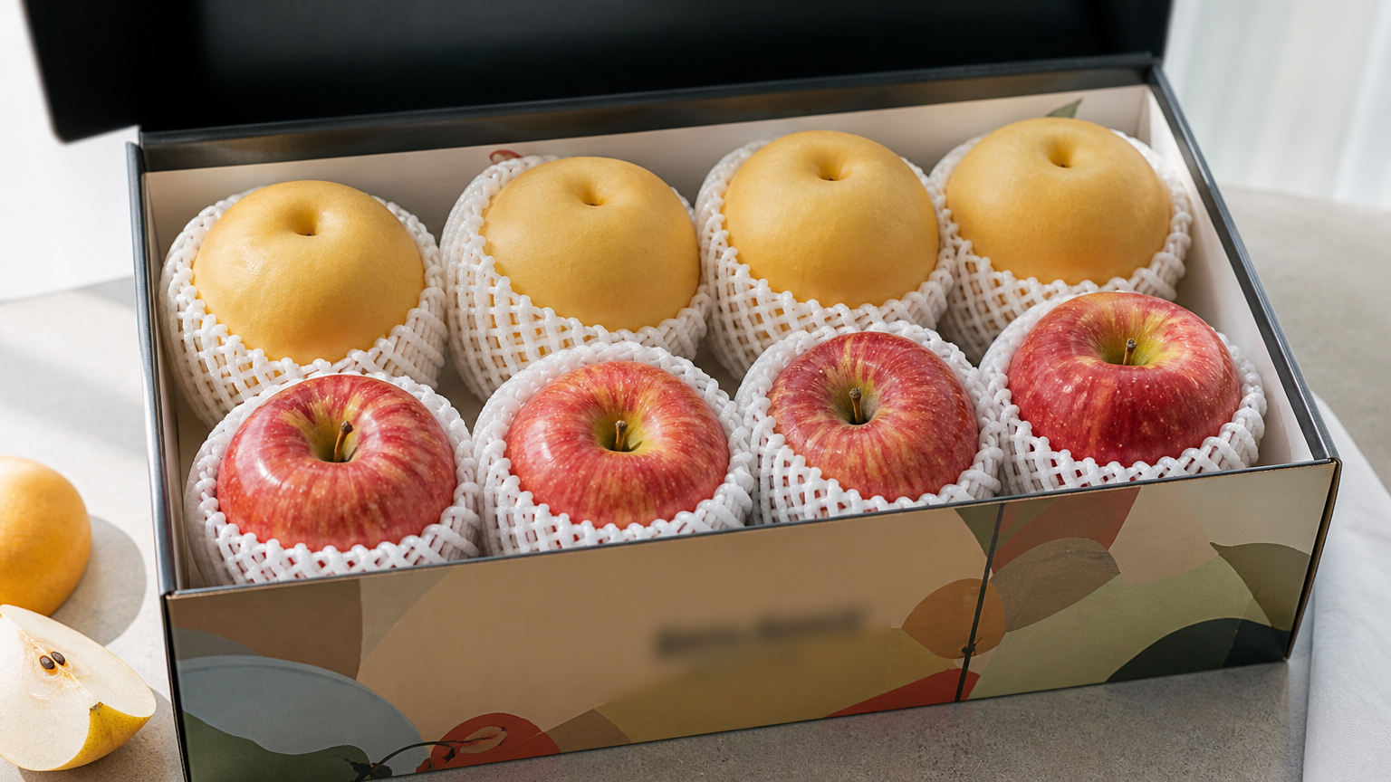A boxed fruit set: the safest choice for a visitor