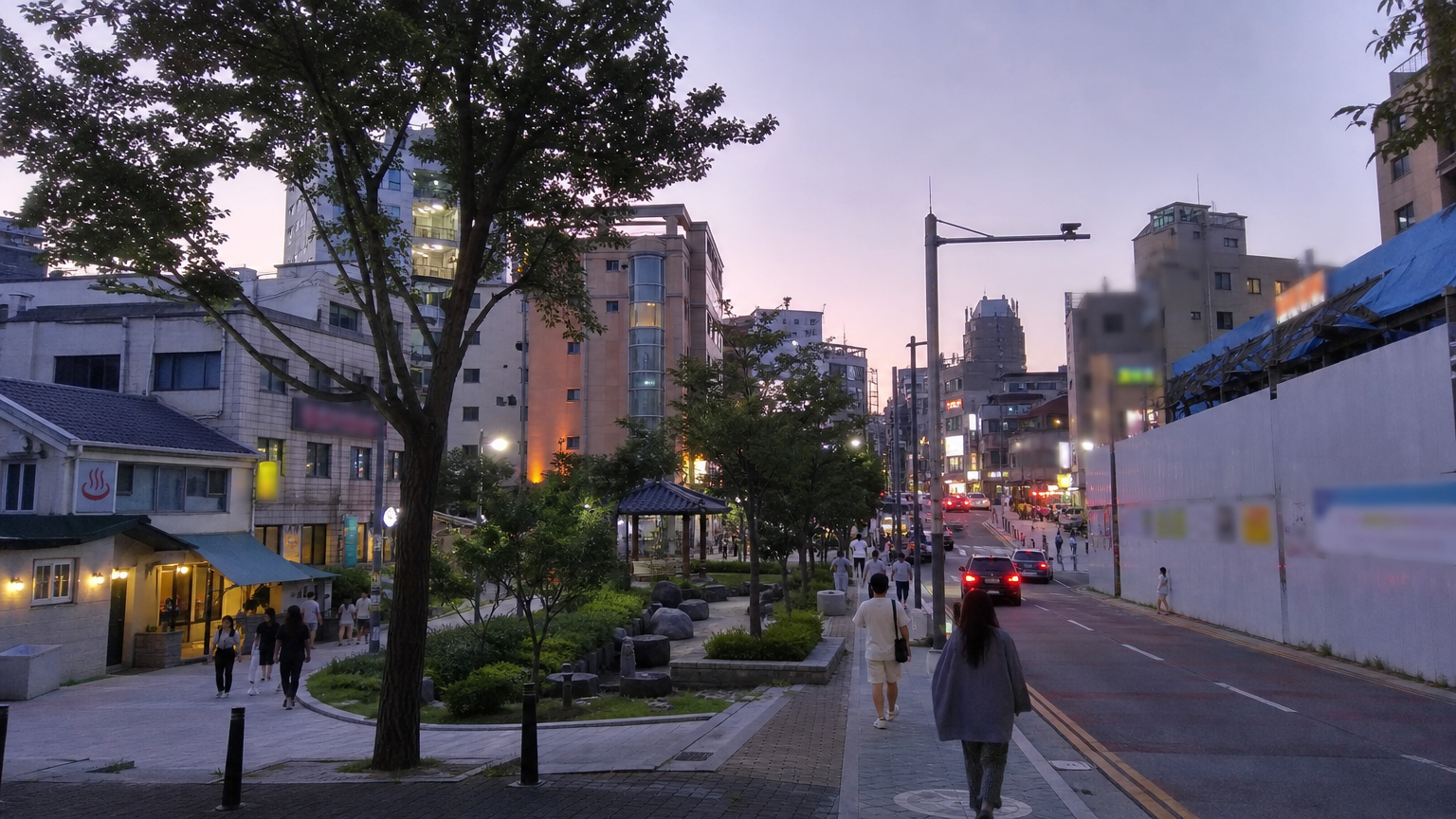 Illustration: a hot spring district street after the big hotels have gone.